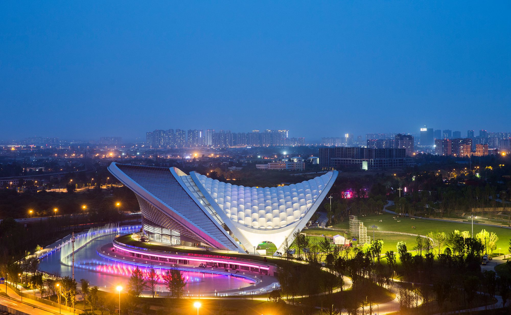 成都露天音乐公园：项目是中国唯一一座以露天音乐广场为主题的地标性城市公园，占地592亩、39.5万平方米，可以容纳4.7万人。_副本.jpg